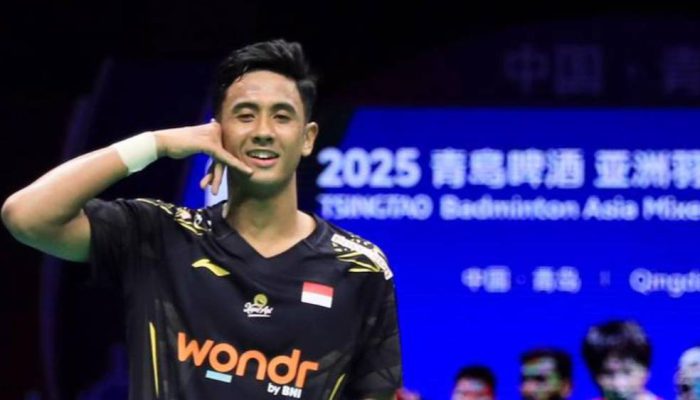 Alwi Farhan Raih Debut Manis di Kejuaraan Dunia BWF 2025.