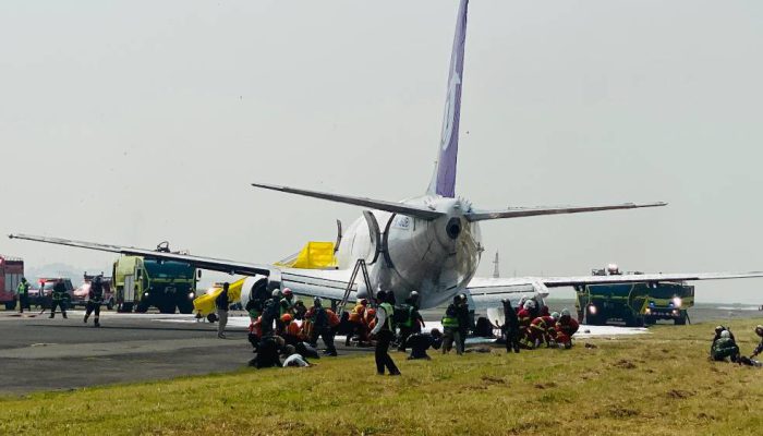 Simulasi Kecelakaan Pesawat di Bandara Juanda Uji Kesiapsiagaan Hadapi Darurat.