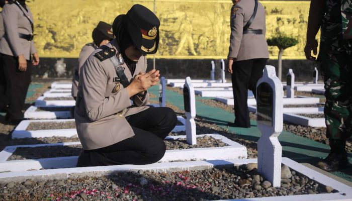 Peringati Hari Jadi ke-77, Polwan Polres Madiun Gelar Ziarah Rombongan di Taman Makam Pahlawan
