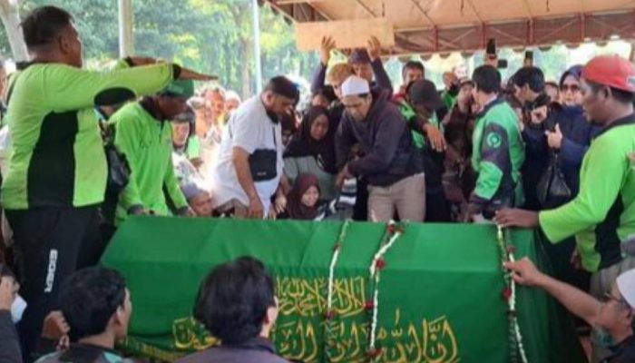 Ribuan Ojol Iringi Pemakaman Affan, Korban Tewas Tertabrak Kendaraan Brimob