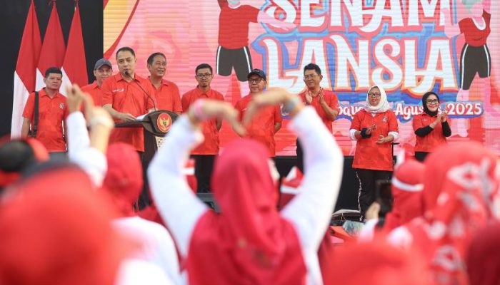 Ratusan Lansia Surabaya Ikuti Senam Sehat di Balai Kota