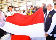 Momen Kemerdekaan: Khofifah dan Siswa Jatim Kolaborasi Jahit Bendera Terpanjang