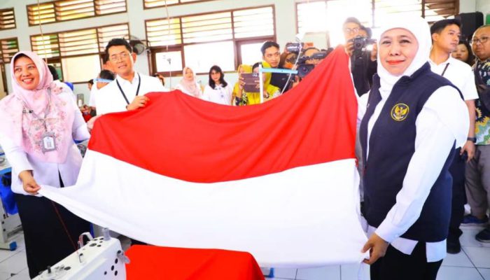 Momen Kemerdekaan: Khofifah dan Siswa Jatim Kolaborasi Jahit Bendera Terpanjang