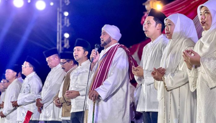 Ribuan Umat Padati Grahadi, Dzikir dan Sholawat Syukuri 80 Tahun Indonesia Merdeka