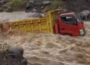 Lahar Dingin Semeru Menerjang, Satu Truk Penambang Pasir Terseret di Lumajang