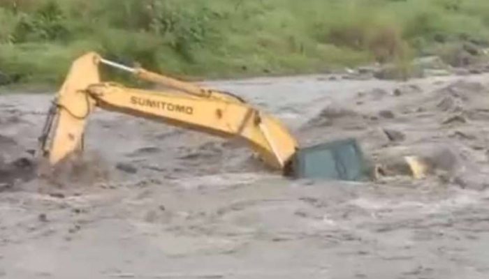 Diterjang Lahar Dingin Semeru, Dua Truk Pengangkut Pasir dan Satu Alat Berat Terseret di Lumajang