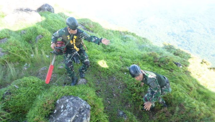 TNI AU Kerahkan Kopasgat untuk Evakuasi Pesawat ATR di Gunung Bulusaraung