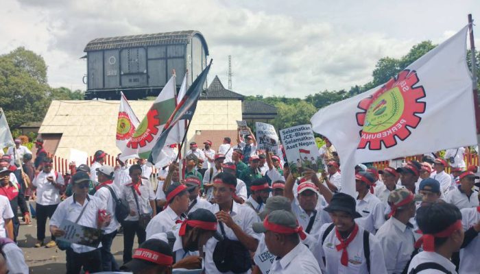 Ratusan Pekerja PTPN Geruduk Kantor Bupati Bondowoso, Tuntut Penegakan Hukum Terkait Konflik Lahan di Ijen