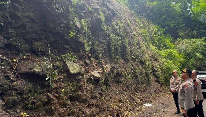 Kapolres Batu Tinjau Lokasi Longsor di Kawasan Payung 2
