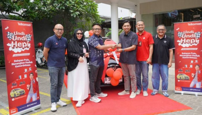 Awalnya Cuma Iseng Tukar Poin, Dosen Muda di Probolinggo Ini Tak Menyangka Bawa Pulang Mobil dari Telkomsel