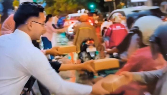 Jumat Berkah Ramadan, BRI HR Muhammad Surabaya Berbagi Takjil