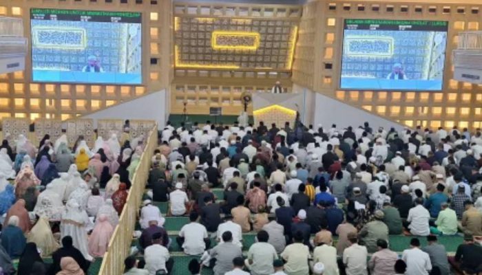 Ribuan Warga Surabaya Tunaikan Salat Id di Islamic Center Jatim