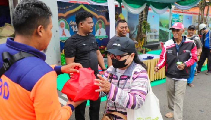 Tradisi Riyayan di Grahadi: Ribuan Warga Surabaya Terima Sembako dan Jamuan PKL Gratis
