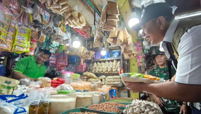 Sidak di Pasar Wonokromo, Dirut Perum Bulog Pastikan Harga Terkendali