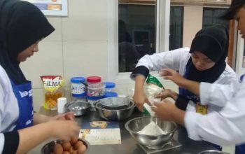 Sukses Produksi 3.124 Toples Kue Kering, SMKN 3 Sukabumi dan Bogasari Cetak Rekor Baru di Ramadan 1447 H