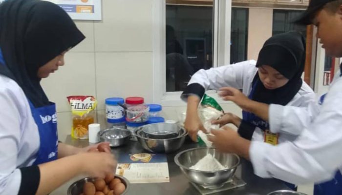 Sukses Produksi 3.124 Toples Kue Kering, SMKN 3 Sukabumi dan Bogasari Cetak Rekor Baru di Ramadan 1447 H