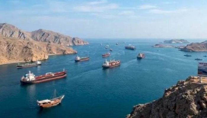 Iran Tutup Selat Hormuz, Harga Minyak Dunia Meroket 7 Persen