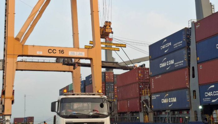 TPS Tangani Special Cargo Ekspor Locomotive Platform PT INKA ke Australia