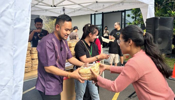 Gilang Widya Pramana dan Shandy Purnamasari Salurkan 17 Sapi Kurban untuk Masyarakat