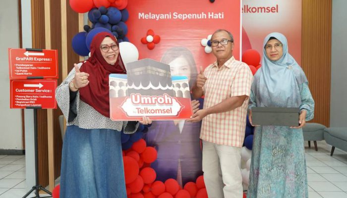 Warga Magetan Bawa Pulang Hadiah Umrah dari Program Telkomsel Poin