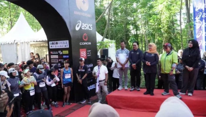 4.014 Pelari dari 21 Negara Taklukkan Gunung Arjuno, Khofifah Dorong Sport Tourism Jawa Timur