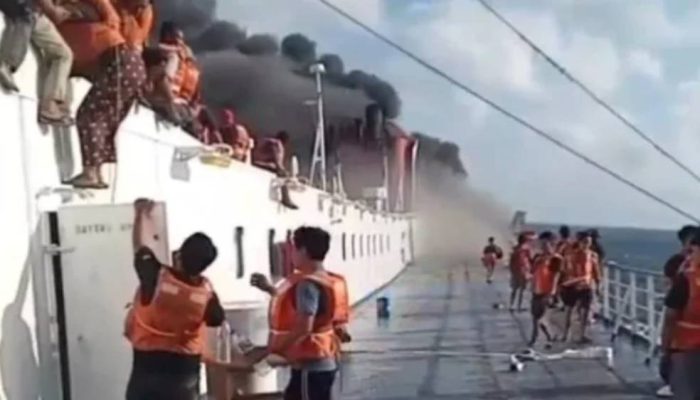 KMP Mutiara Santosa 2 Terbakar di Perairan Utar Sumenep, Tim SAR Lakukan Evakuasi 250 Penumpang