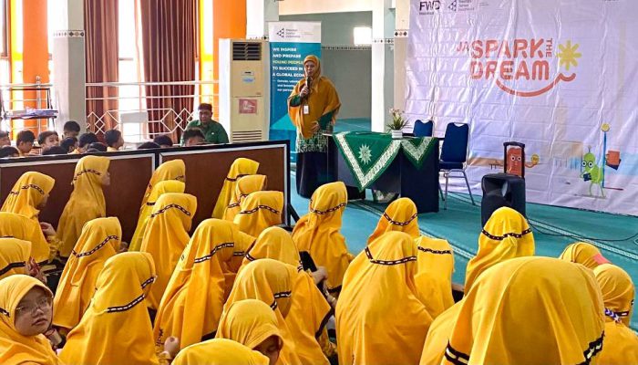 FWD Insurance Bekali Pelajar Surabaya Keterampilan Kelola Keuangan Melalui JA SparkTheDream