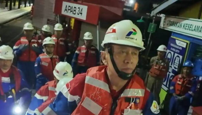 Kapal Tanker Balongan Sandar, Komut Pertamina Cek Pasokan BBM di Tanjung Wangi