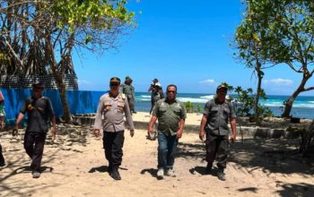 Wisatawan Membludak di Balekambang, Polres Malang Ingatkan Bahaya Ombak Selatan