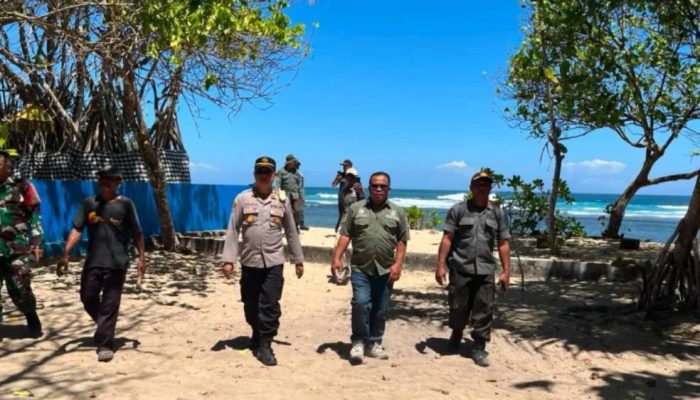 Wisatawan Membludak di Balekambang, Polres Malang Ingatkan Bahaya Ombak Selatan