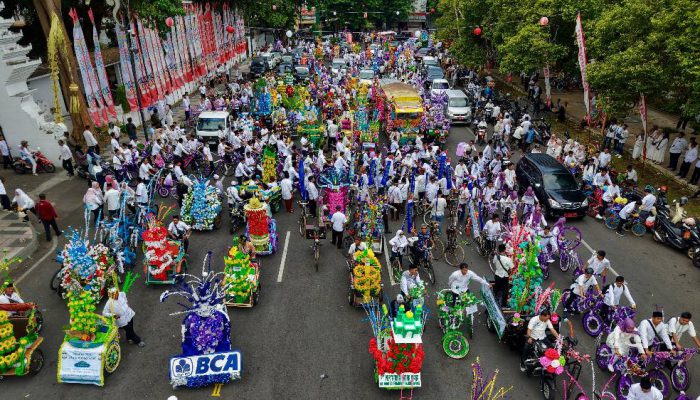 Pawai Endhog-Endhogan Maulid Nabi di Banyuwangi Meriah, Ribuan Telur Dibagikan ke Warga
