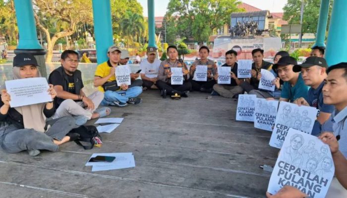 Gelar Doa Bersama di Alun-Alun Bondowoso, Jurnalis dan Polisi Solidaritas untuk Korban Krakatau