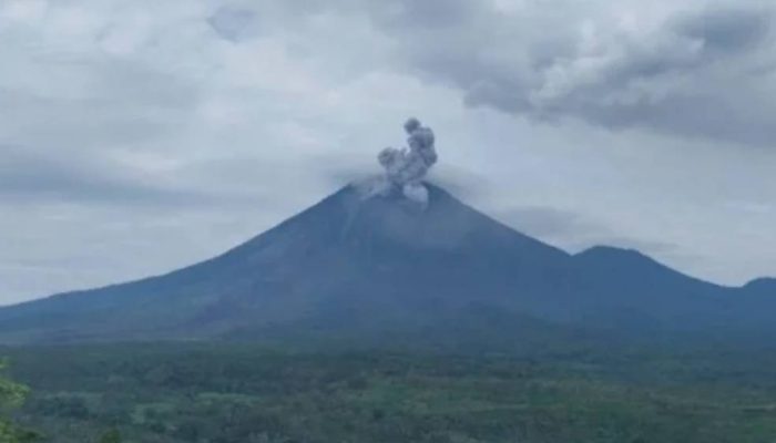 Gunung Semeru Erupsi 136 Detik, Warga dan Wisatawan Diminta Menjauh