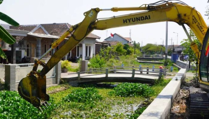 Jelang Musim Hujan, Subandi Kerahkan 5 Alat Berat Normalisasi Sungai Tanggulangin dan Candi