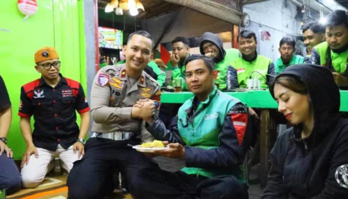 HUT Lalu Lintas Bhayangkara ke-71, Polisi dan Driver Ojol Kota Malang Perkuat Silaturahmi