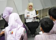 Sofie Mellyani Bawa Inovasi STEM dan AI, Guru SMAN 4 Surabaya Raih Juara Terpujilah GURU