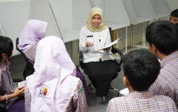 Sofie Mellyani Bawa Inovasi STEM dan AI, Guru SMAN 4 Surabaya Raih Juara Terpujilah GURU