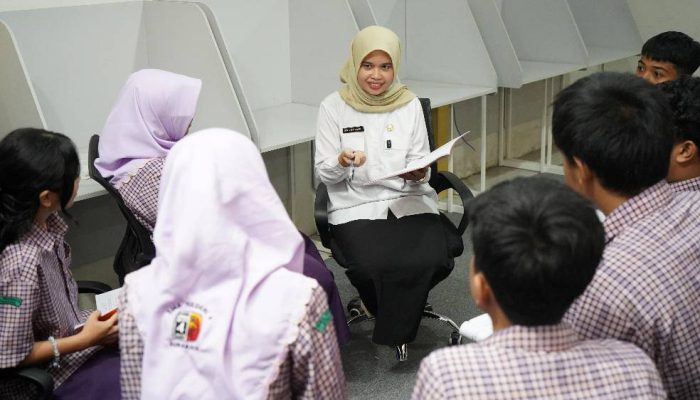 Sofie Mellyani Bawa Inovasi STEM dan AI, Guru SMAN 4 Surabaya Raih Juara Terpujilah GURU