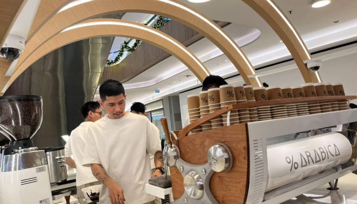 Ekspansi ke Surabaya, % Arabica Hadirkan Filosofi “See the World Through Coffee” di Pakuwon Mall